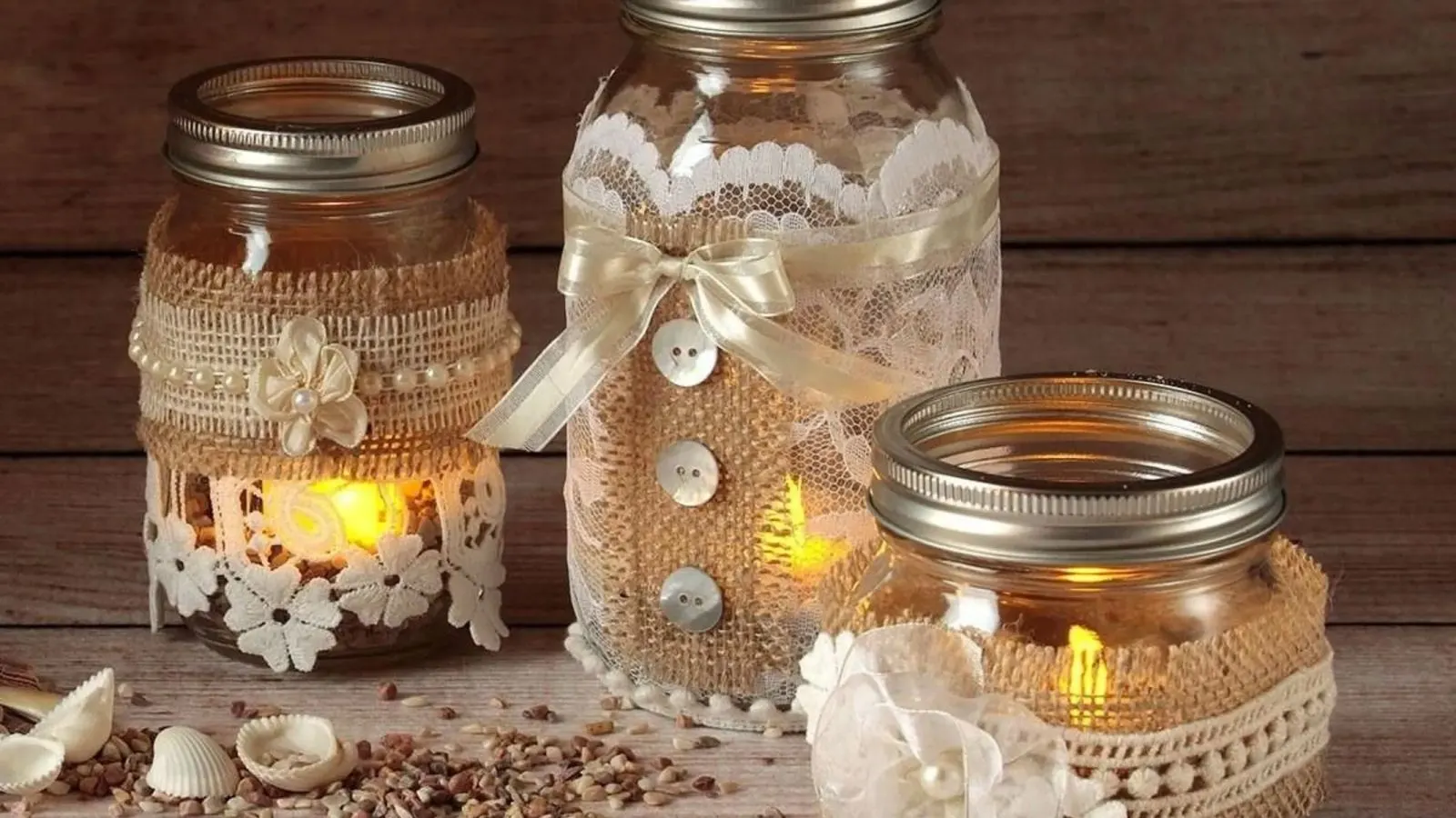 شیشه مربای خالی که به گلدان و جاشمعی تبدیل شده است