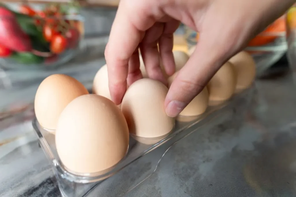 شستن تخم مرغ با برس نرم و آب گرم