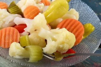 مواد لازم و مراحل تهیه گل کلم شور با هویج و کرفس