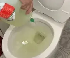 تصویر باز کردن لوله فاضلاب دستشویی با ابزار خانگی