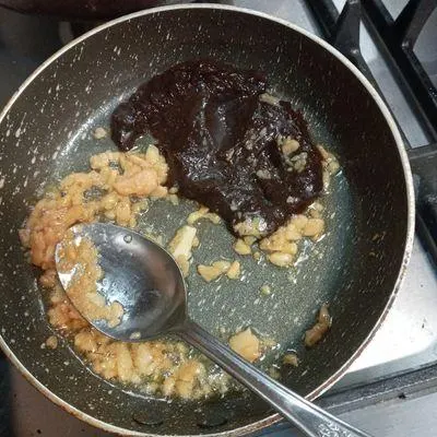 خورش در حال پخت با مرغ و سس انار
