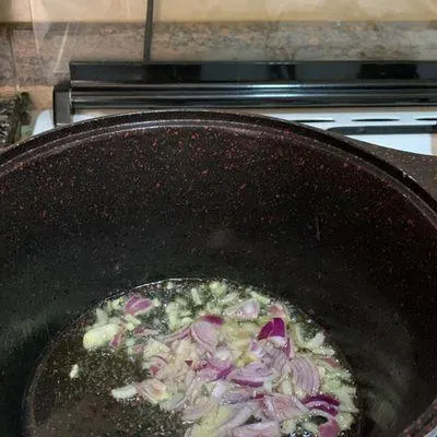 رب انار در حال تفت دادن با پیاز و سیر