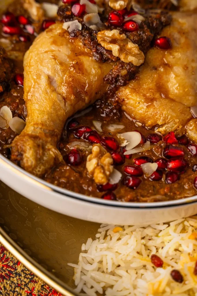 خورش سیر انار مازندرانی در کنار سبزی خوردن و زیتون پرورده