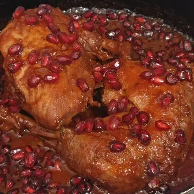 خورش سیر انار مازندرانی در ظرف سرو کنار برنج