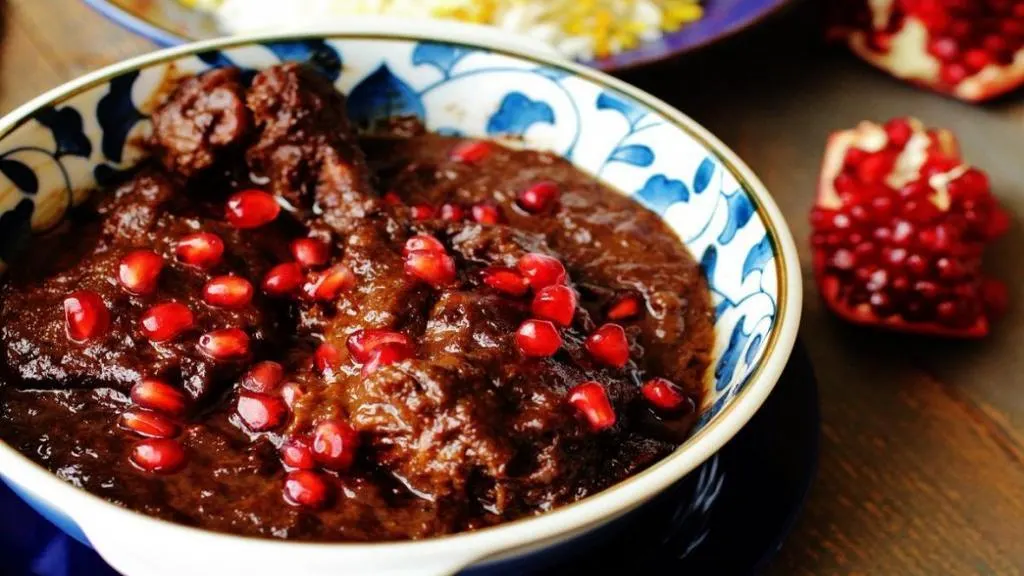 خورش سیر انار مازندرانی همراه با برنج کته