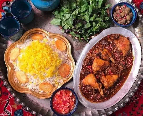 پیاز طلایی و سیر رنده شده در قابلمه