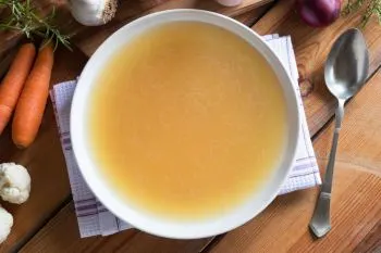 نگهداری آب مرغ در یخچال؛ ظرف محتوی آب مرغ در یخچال