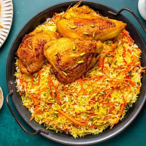 مواد لازم شامل برنج، هویج، مرغ، زعفران و زرشک