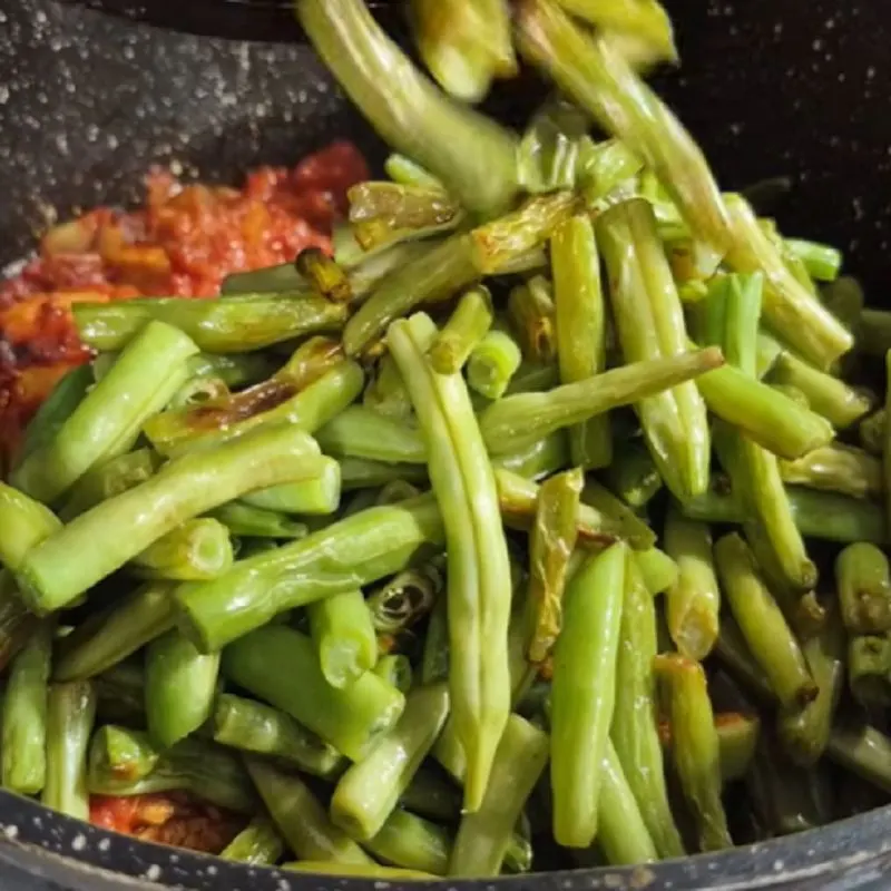 خورشت لوبیا سبز در حال پخت در قابلمه