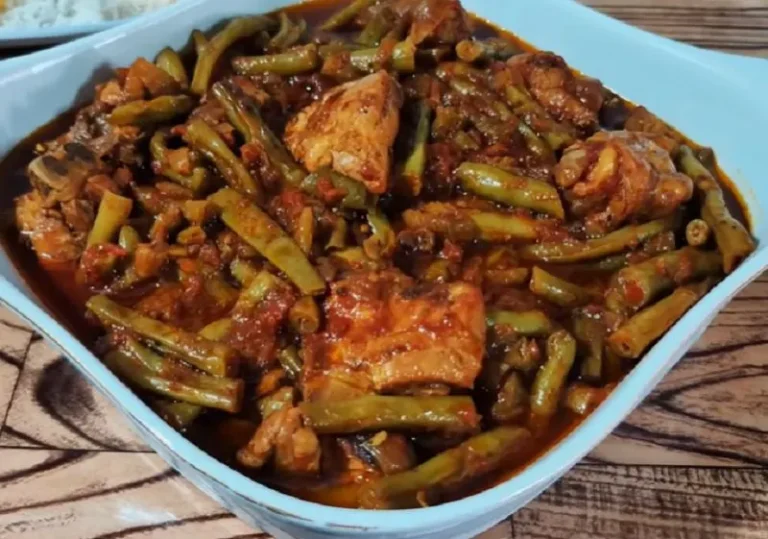 خورشت لوبیا سبز با مرغ خوشمزه و خوشرنگ در ظرف