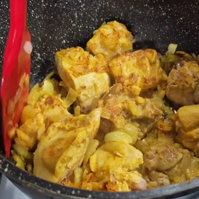 افزودن ادویهها و رب گوجه فرنگی به مرغ