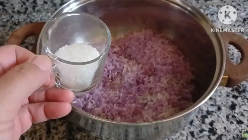صابون رنده شده در حال جوشیدن در قابلمه برای ساخت صابون جامد خانگی