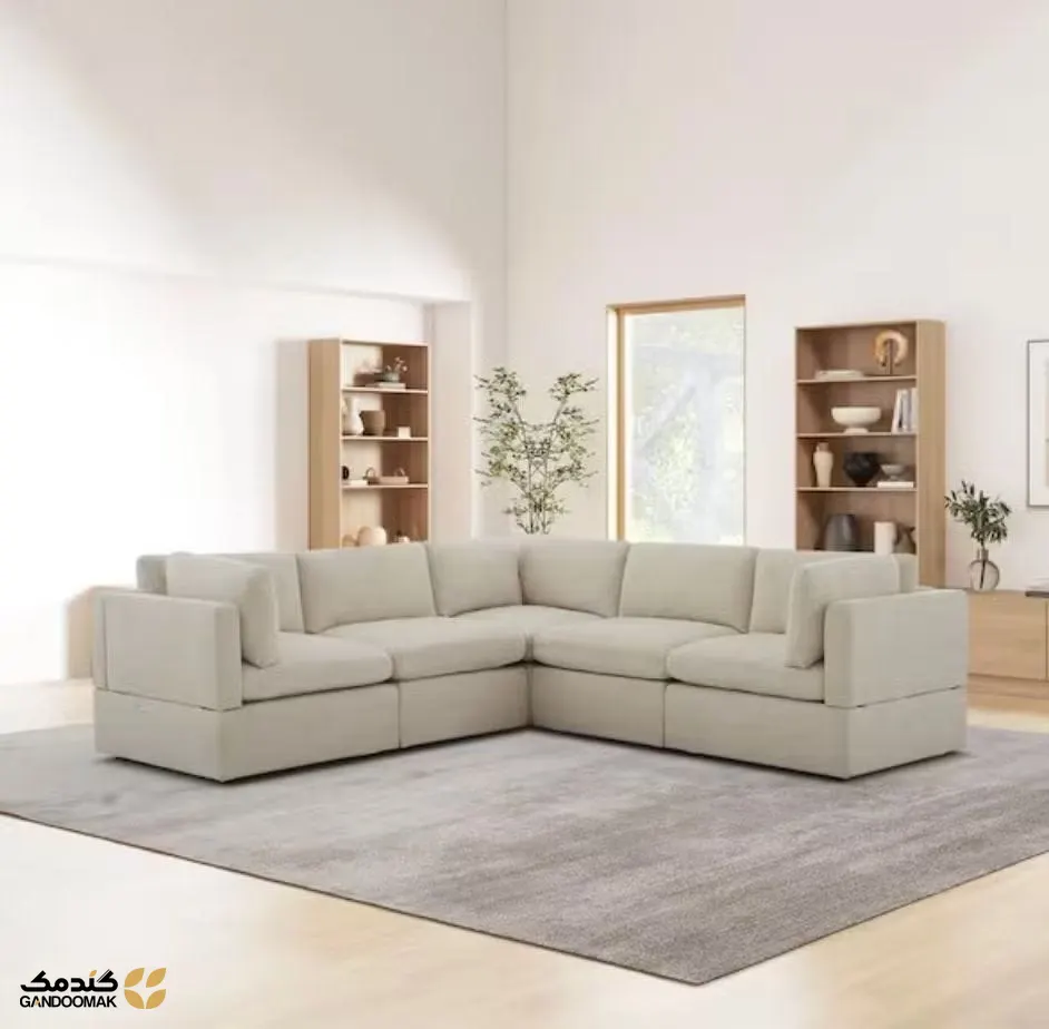 کوسنهای نرم و پفدار روی مبل برای تجربه راحتی