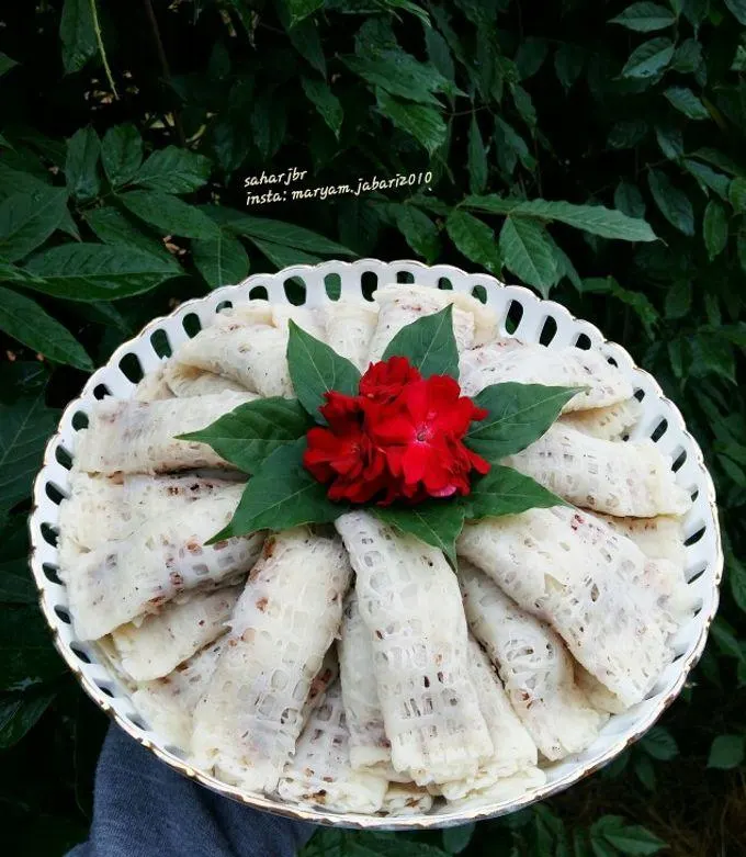 رشته خشکار گیلانی سرو شده همراه چای ایرانی