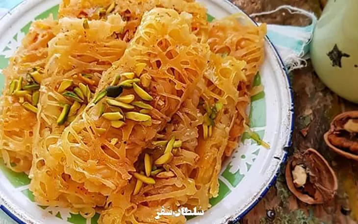 رشته خشکار به شکل شبکه توری روی تابه