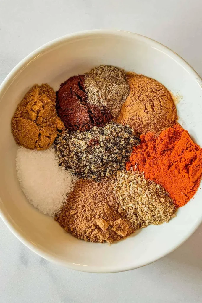مواد اولیه ادویه کوفته شامل زیره، تخم گشنیز، نعناع خشک و ادویههای دیگر