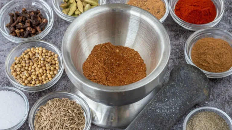شیشه ادویه کوفته خانگی با ترکیب ادویه‌های مختلف