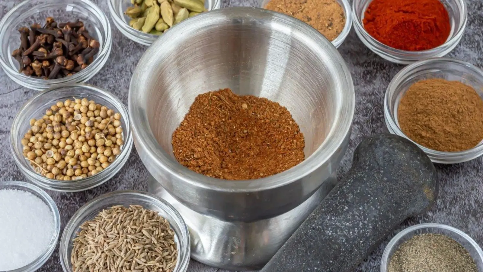 شیشه ادویه کوفته خانگی با ترکیب ادویه‌های مختلف