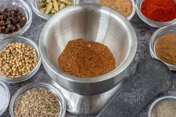 شیشه ادویه کوفته خانگی با ترکیب ادویههای مختلف
