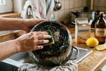 تمیز کردن قابلمه سوخته با ۱۲ روش خانگی مؤثر