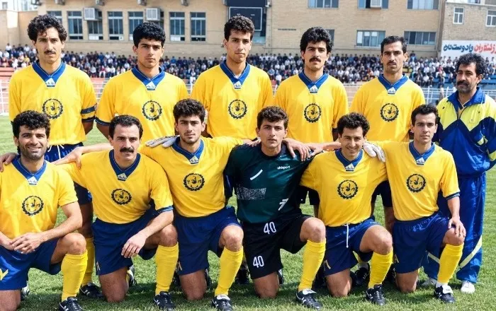 مهدی تارتار سرمربی پرسپولیس در کنار زمین