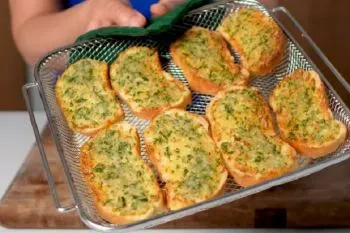 طرز تهیه نان سیر رستورانی؛ نان سیر رستورانی در حال آمادهسازی