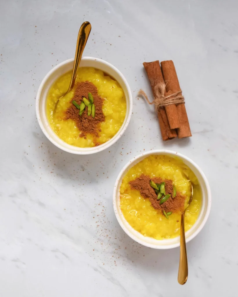 شیر برنج مجلسی تزئین شده با گلبرگ گل محمدی و پودر پسته