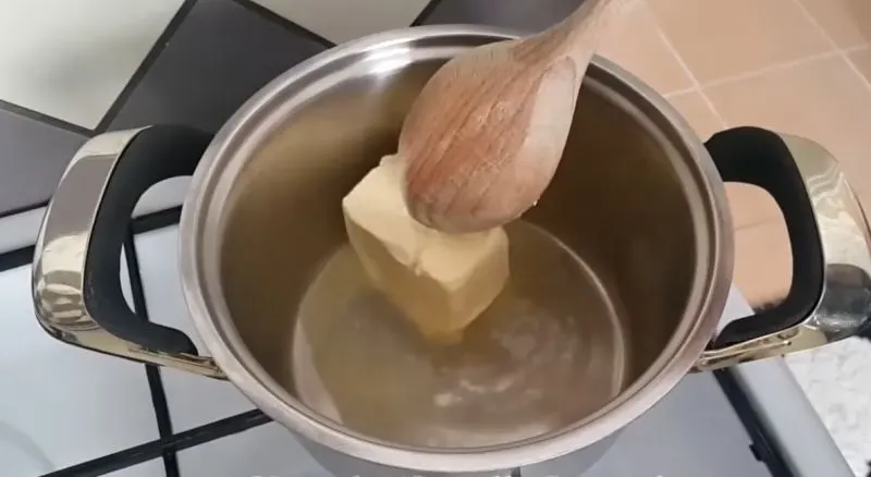 مخلوط شکر و آب یا شیر برای تهیه شهد حلوا بدون جوشاندن
