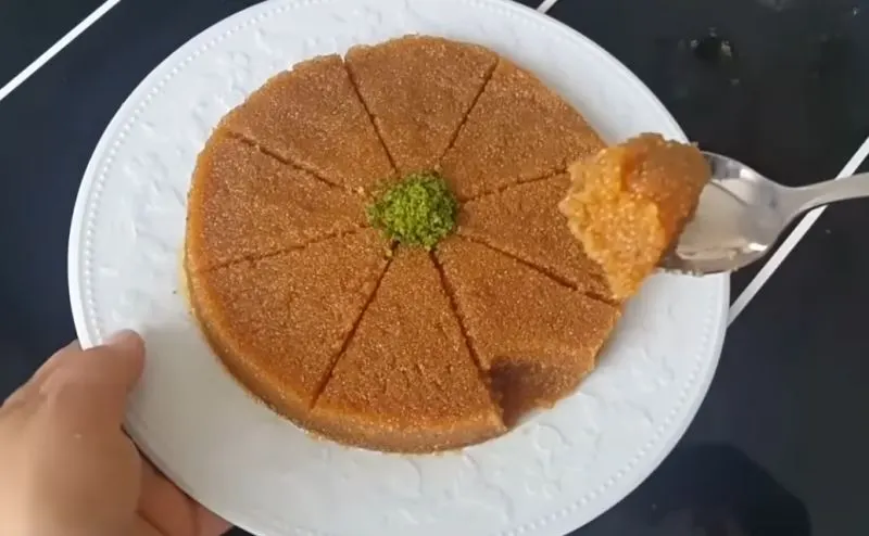 حلوای ایرمیک آماده سرو در ظرف با تزئین دارچین و پسته