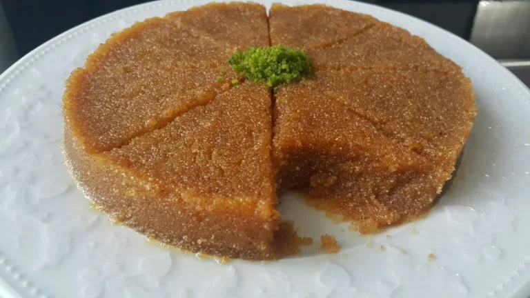 تصویر حلوای ایرمیک فوری نرم و خوشمزه در ظرف سرو با تزئین پسته