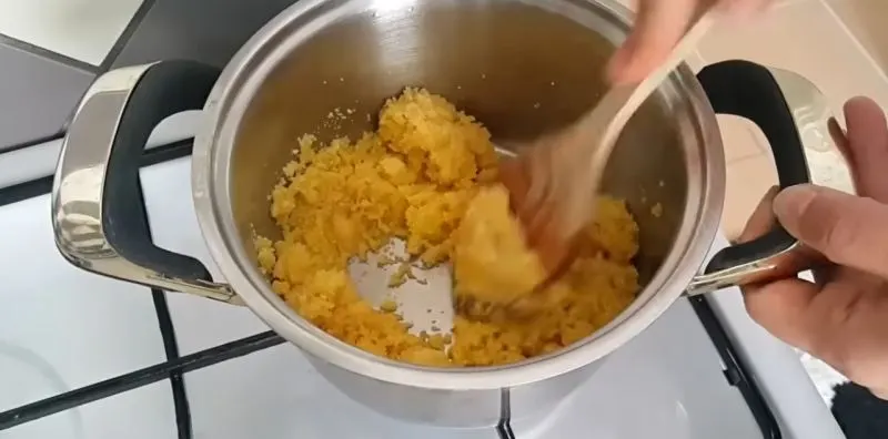 افزودن شهد به آرد سمولینا تفت داده شده در تابه