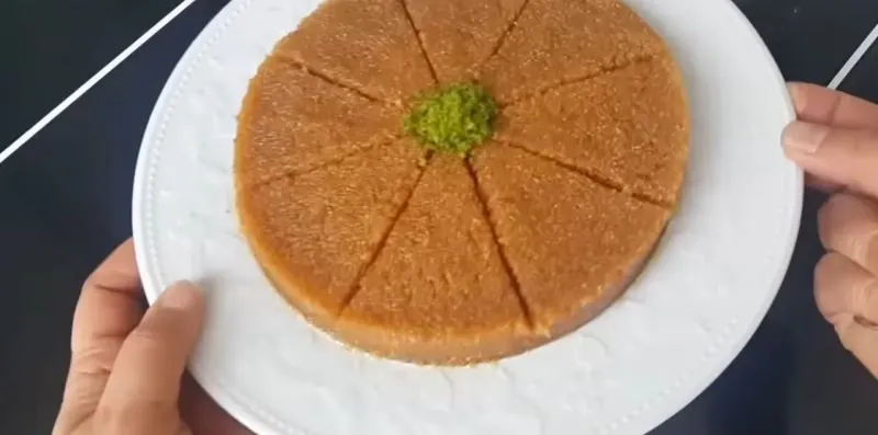 حلوای ایرمیک قالب‌گیری شده و تزئین شده با خلال پسته
