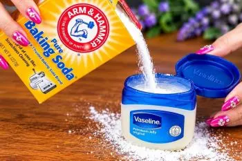 برای تمیز کردن و براق؛ کفش چرمی در حال تمیز شدن با وازلین