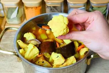 طرز تهیه ترشی مخلوط فوری؛ مواد لازم برای ترشی مخلوط فوری روی میز آشپز