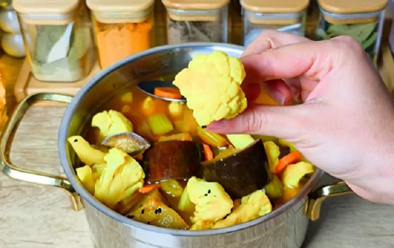طرز تهیه ترشی مخلوط فوری؛ شیشه ترشی مخلوط فوری با سبزیجات تازه و رنگا