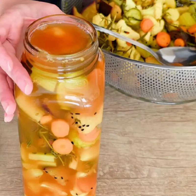 تصویر مرتبط با طرز تهیه ترشی مخلوط فوری؛ ترشی خوشرنگ و ترد در کمتر از ۲۴ ساعت
