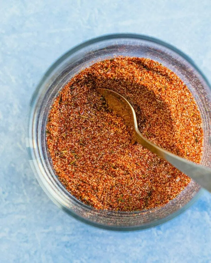 ماهی مزه‌دار شده با ادویه ماهی خانگی آماده برای پخت