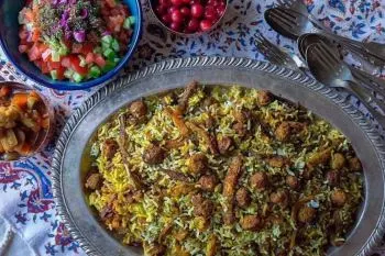 دمپخت عدس و کلم شیرازی در ظرف سفالی با تهدیگ سیبزمینی طلایی