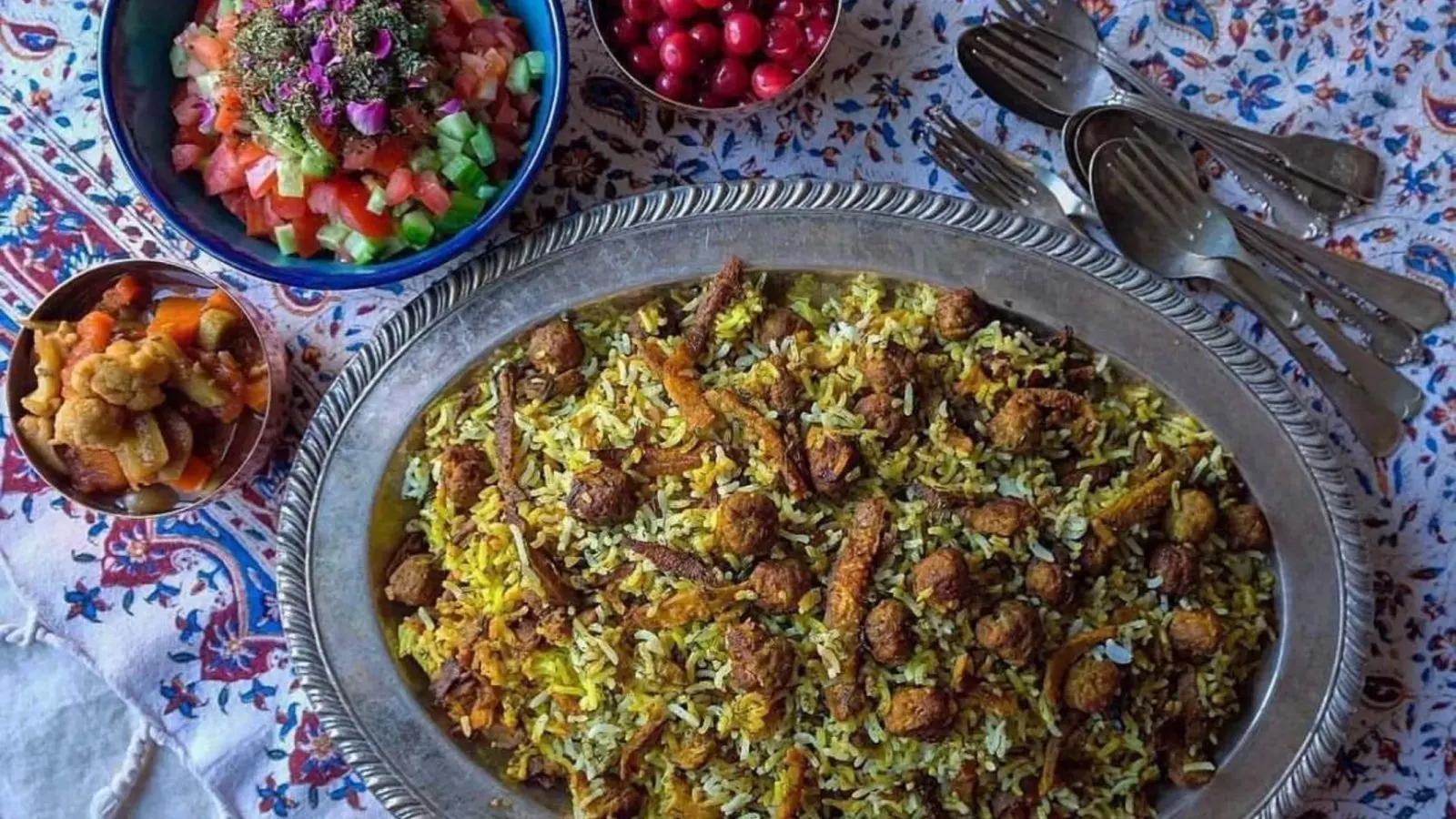 دمپخت عدس و کلم شیرازی در ظرف سفالی با ته‌دیگ سیب‌زمینی طلایی