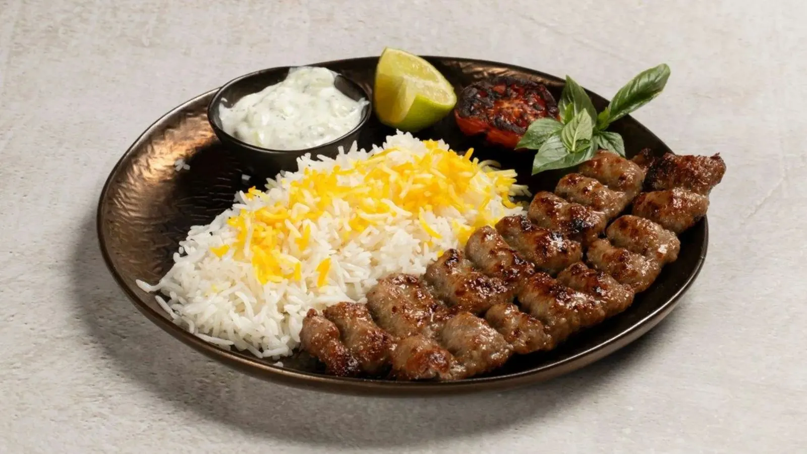 کباب ماستی نرم و خوش‌عطر به سبک رستورانی روی منقل