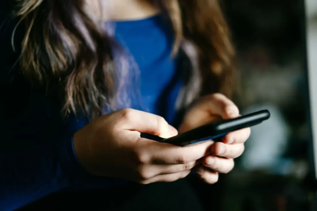 تصویر مرتبط با راهنمای جامع انتخاب بهترین زمان خرید گوشی برای کودکان