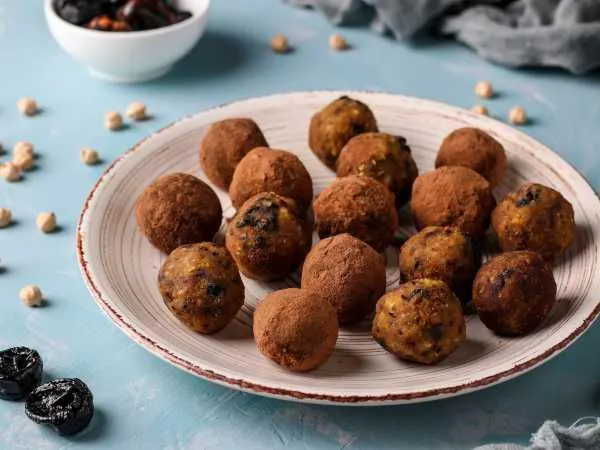 تصویر مرتبط با طرز تهیه ترافل خرما با بیسکویت و گردو؛ شیرینی ساده و بدون فر