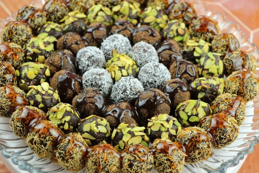 تصویر مرتبط با طرز تهیه ترافل خرما با بیسکویت و گردو؛ شیرینی ساده و بدون فر
