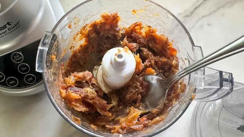تصویر مرتبط با طرز تهیه ترافل خرما با بیسکویت و گردو؛ شیرینی ساده و بدون فر