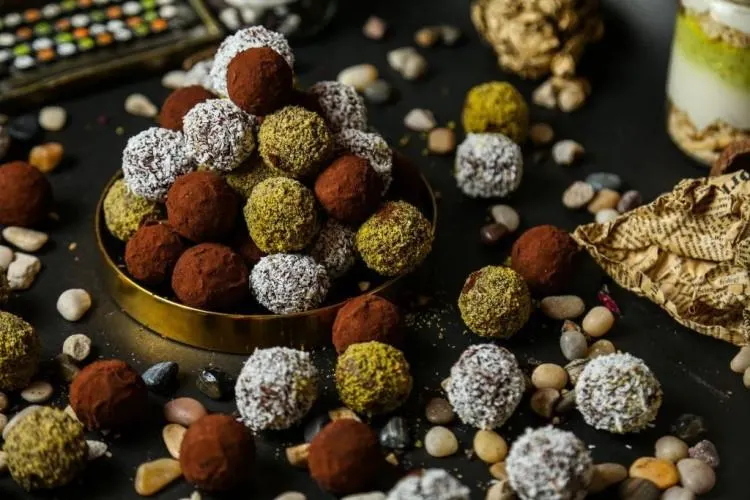 تصویر مرتبط با طرز تهیه ترافل خرما با بیسکویت و گردو؛ شیرینی ساده و بدون فر