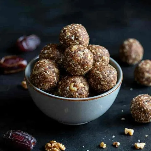تصویر مرتبط با طرز تهیه ترافل خرما با بیسکویت و گردو؛ شیرینی ساده و بدون فر