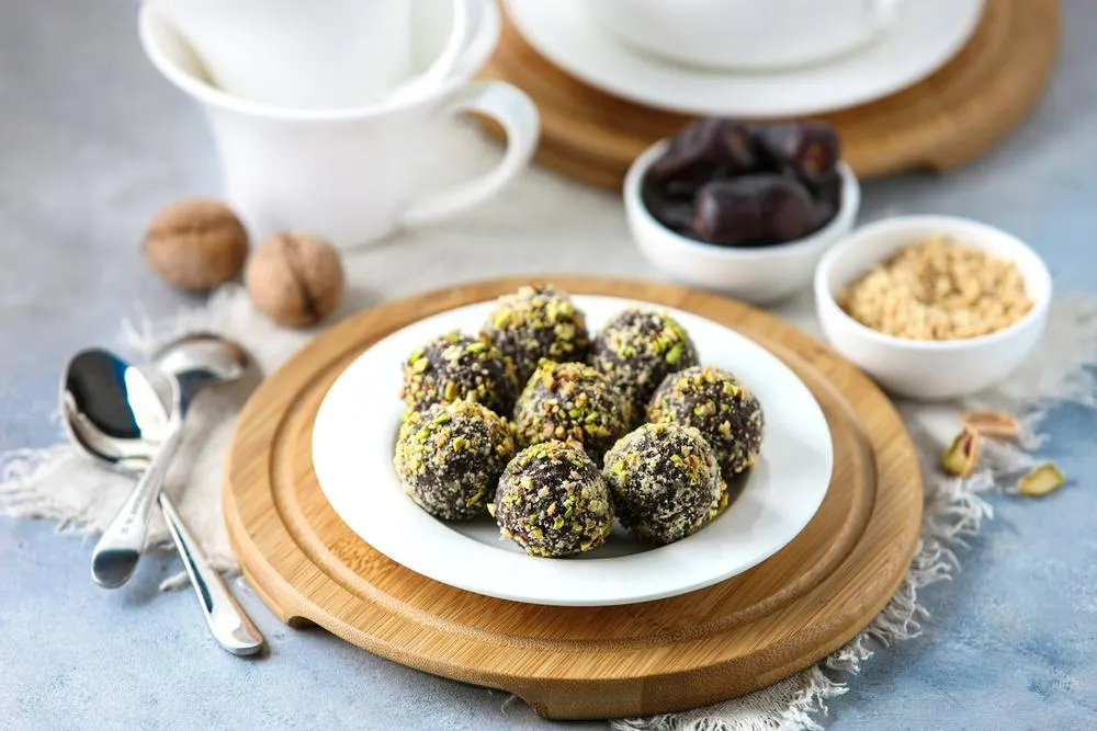 تصویر مرتبط با طرز تهیه ترافل خرما با بیسکویت و گردو؛ شیرینی ساده و بدون فر