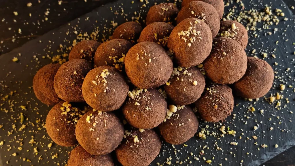 تصویر مرتبط با طرز تهیه ترافل خرما با بیسکویت و گردو؛ شیرینی ساده و بدون فر