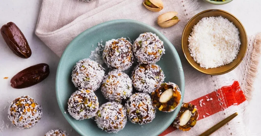 تصویر مرتبط با طرز تهیه ترافل خرما با بیسکویت و گردو؛ شیرینی ساده و بدون فر
