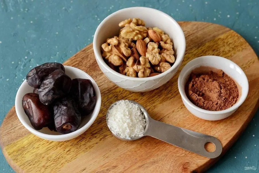 تصویر مرتبط با طرز تهیه ترافل خرما با بیسکویت و گردو؛ شیرینی ساده و بدون فر